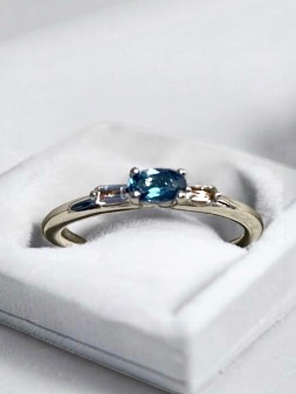 NWOT Elegant Silver Blue and White Topaz Ring